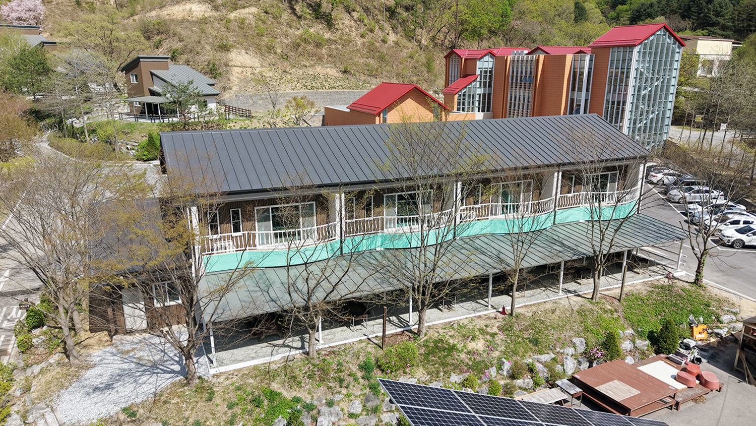 복합산막201 상품의 길게 이어진 건물과 발코니