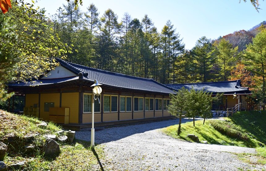 객실들이 한 건물에 이어진 황토연립동 외관