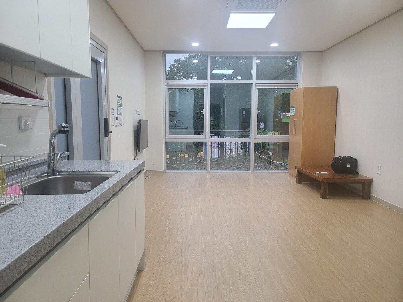 머루동101 원룸의 싱크대와 큰 창