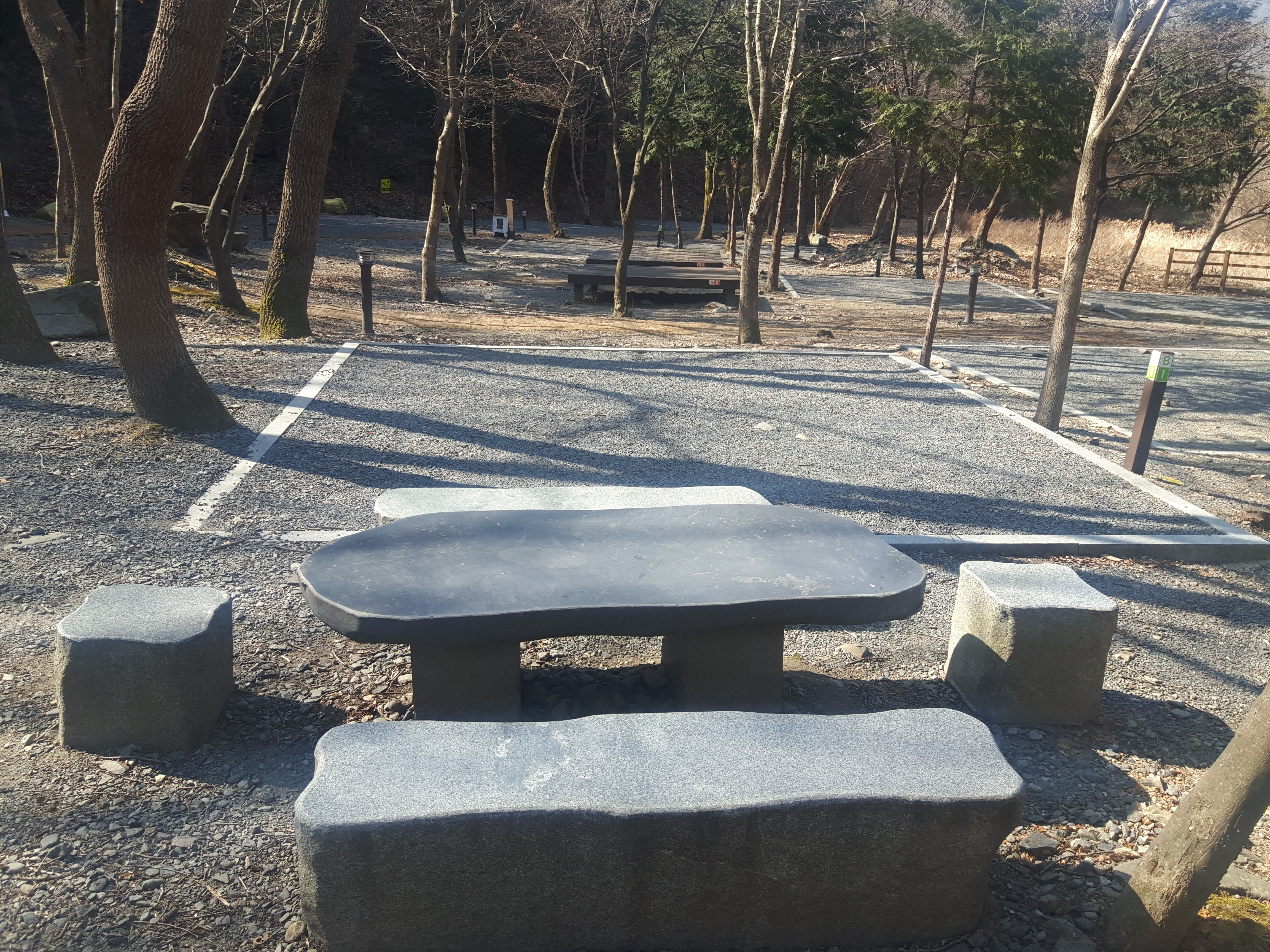 경계선이 표시된 B-1 바닥사이트와 돌탁자