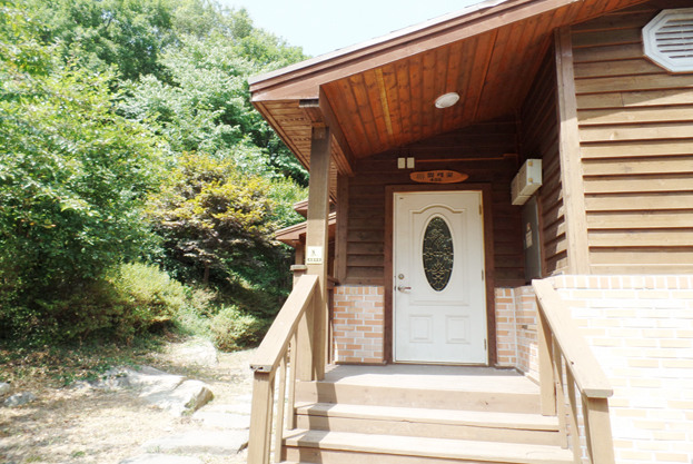 405호 찔레꽃의 출입문과 현관 계단.