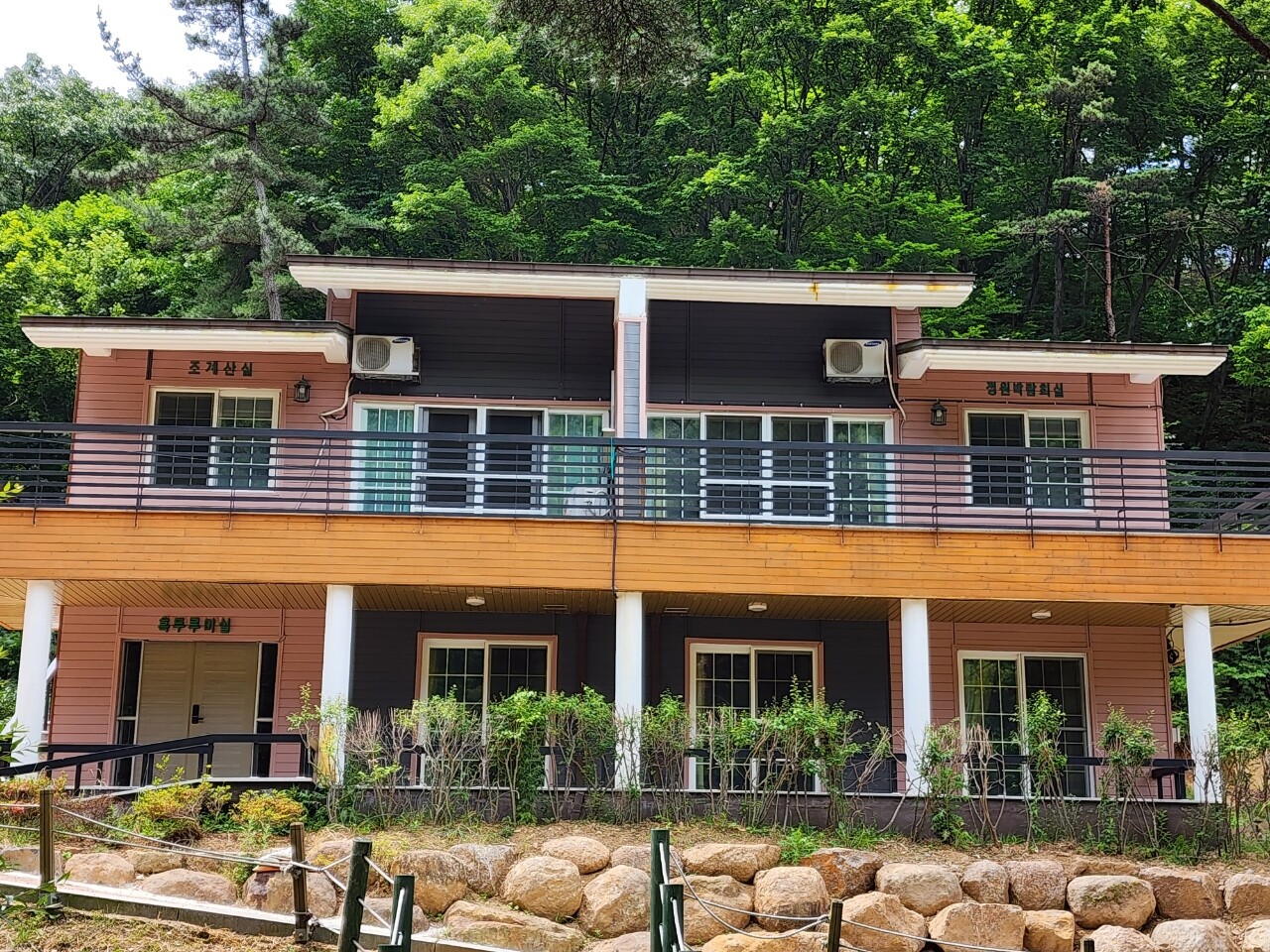 휴양관의 조계산실·정원박람회실과 아래층 흑두루미실 외관입니다.
