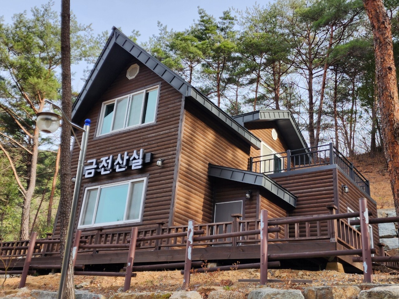 금전산실의 목조 외관과 층별 출입 데크입니다.