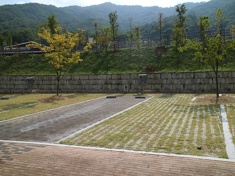 A09 카라반 자리의 포장면과 잔디블록 바닥입니다.