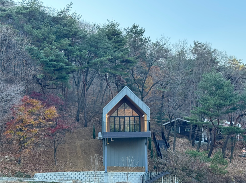 구절초 외관과 건물 앞 계단입니다.