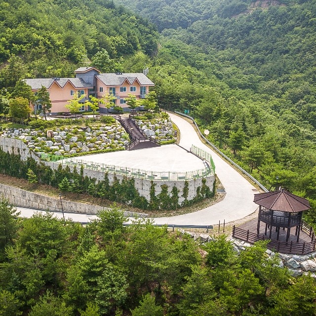하늘동 101호 상품의 외관과 계단·도로