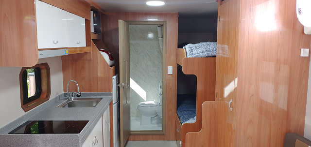 카라반 산토끼1의 주방·화장실과 이층침대