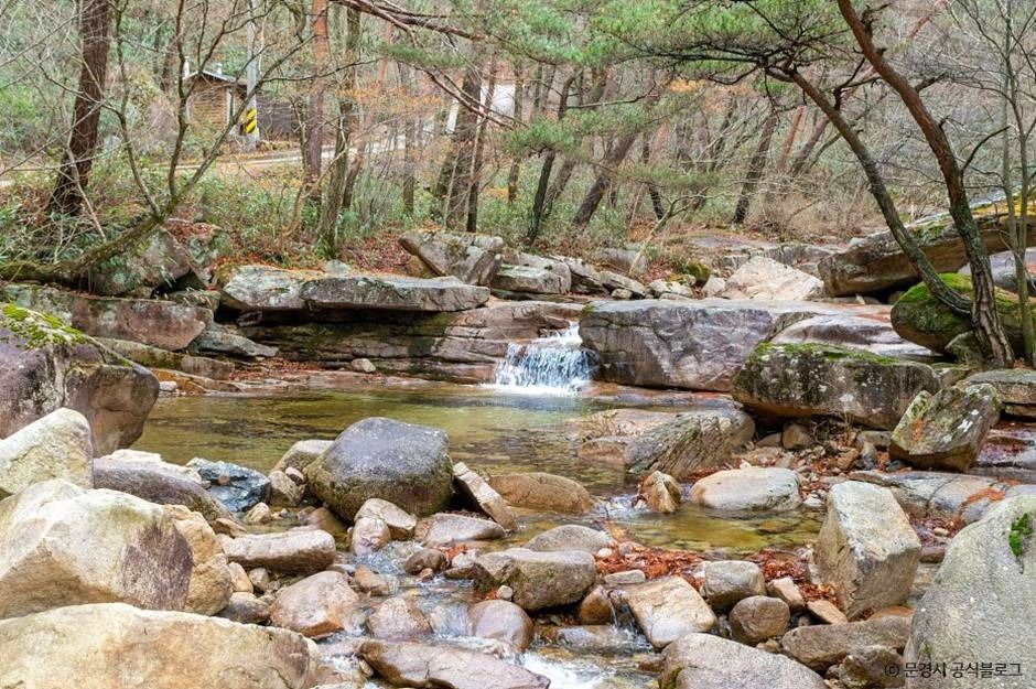 대야산 용추계곡의 큰 바위 사이로 맑은 물이 작은 폭포를 이루며 흐르는 모습