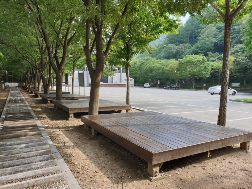 데크01 상품에 실린 주차 공간 옆 데크와 나무