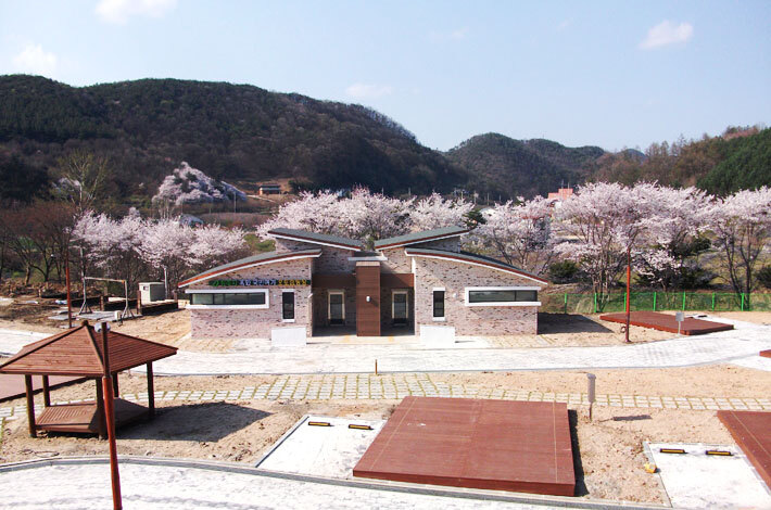 일반 데크 갤러리의 나무 데크와 포장 공간, 맞은편 건물