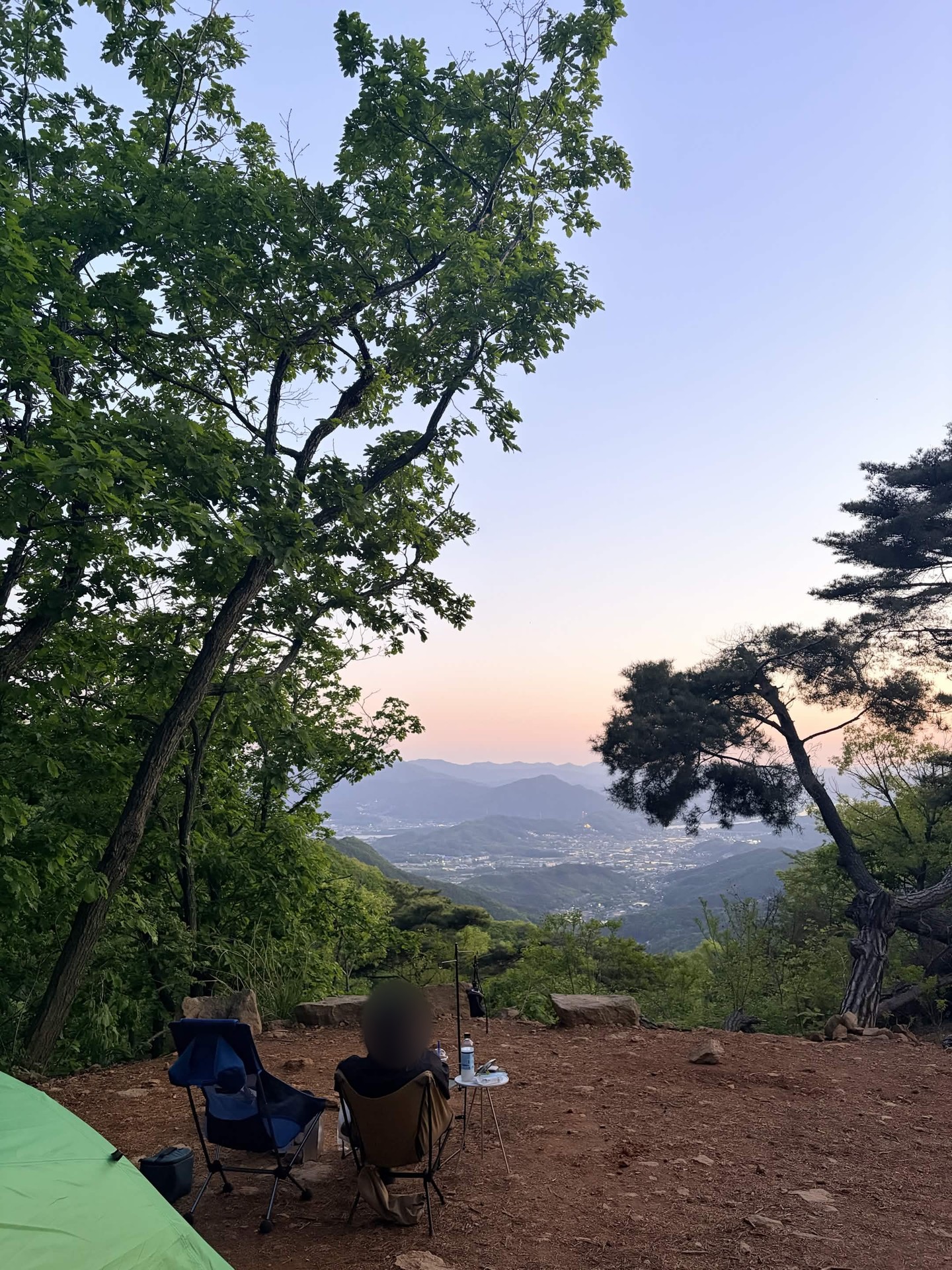 설매재자연휴양림 참나무숲 텐트 앞에서 본 분홍빛 저녁 하늘과 산