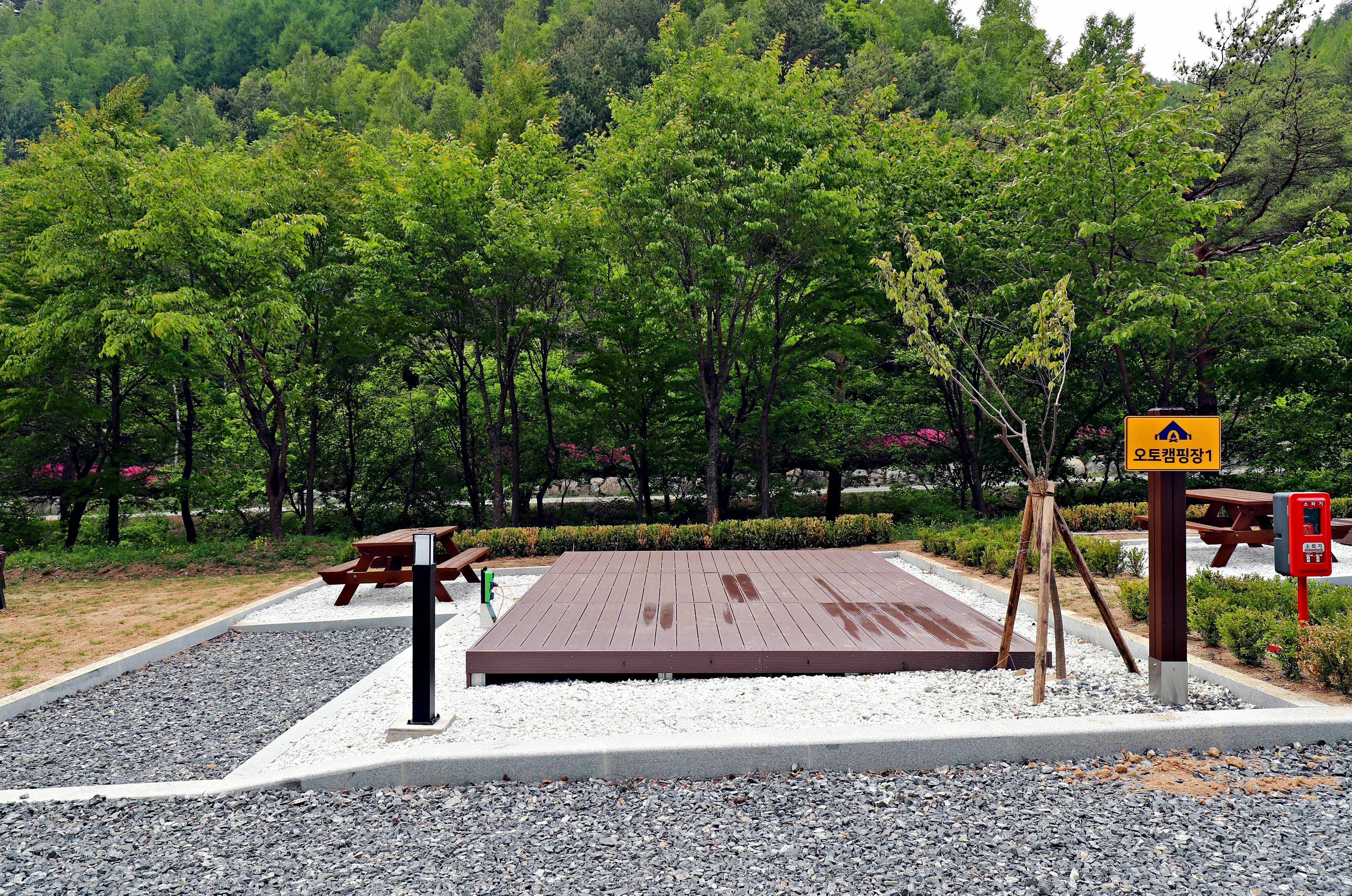 01(데크 4mX6m) – 오토캠핑장1 표지 옆에 데크 판재 면과 테이블, 구획 경계가 보입니다.