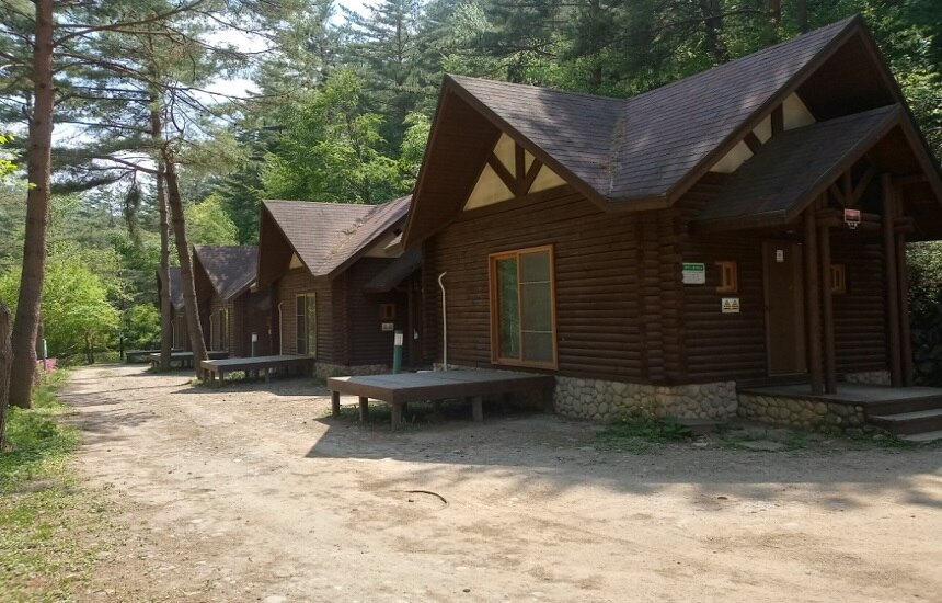 701호 (다락형). 2단지 – 여러 목재 건물과 앞쪽 데크가 길을 따라 이어집니다.