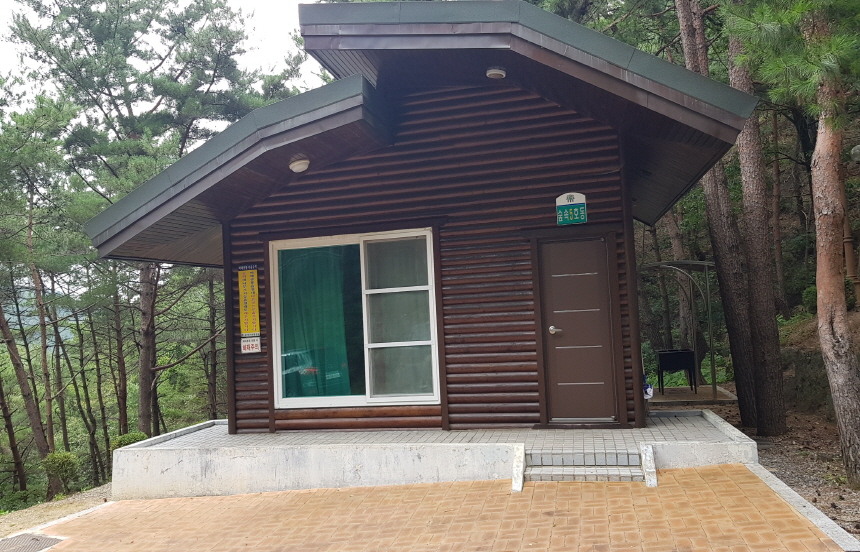 숲속의집 5호 현관 앞 낮은 단차와 포장 공간