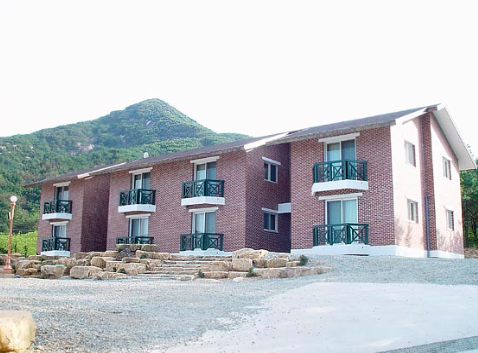 산림수련관 101호 상품에 게시된 2층 건물과 앞쪽 공간