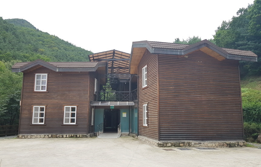 휴양관 101호 상품에 게시된 2층 휴양관 건물과 출입구