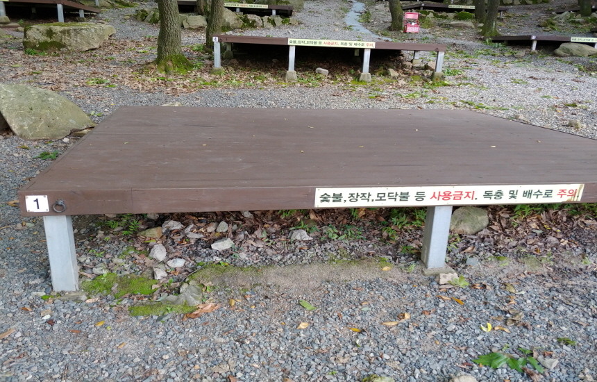 01번 데크 원본. 목재 바닥과 주변 자갈, 뒤쪽 데크의 관계가 보입니다.