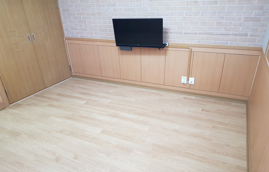 준영랑 10호 내부. 바닥 생활 공간과 주방 조리대가 함께 보입니다.