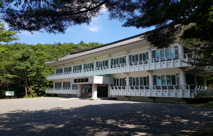 황창랑 18호 상세에 제공된 화랑관 외관. 같은 건물 안에서 호실을 선택하는 유형입니다.