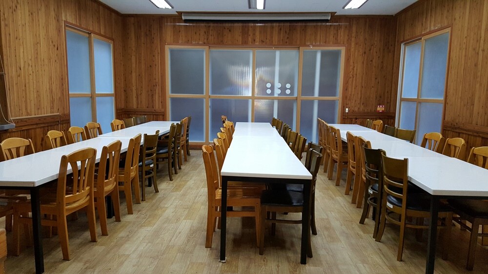 숲속수련장 식당의 긴 테이블과 의자