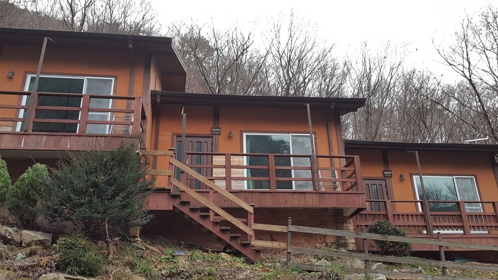 가슬갑사산장 상품에 연결된 연립동 외관과 계단